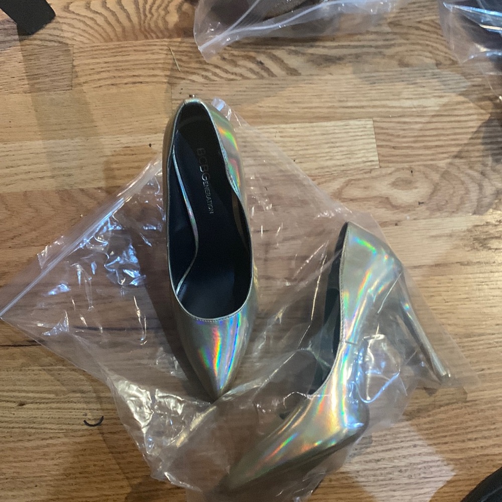 Gold iridescent pump